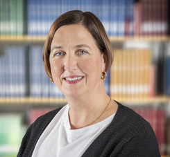 Frau Dr. Michaela Heer